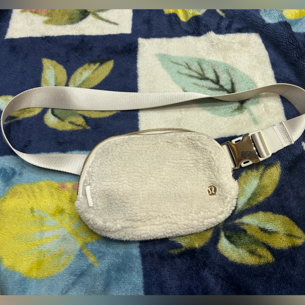 Lululemon Belt Bag White Sherpa